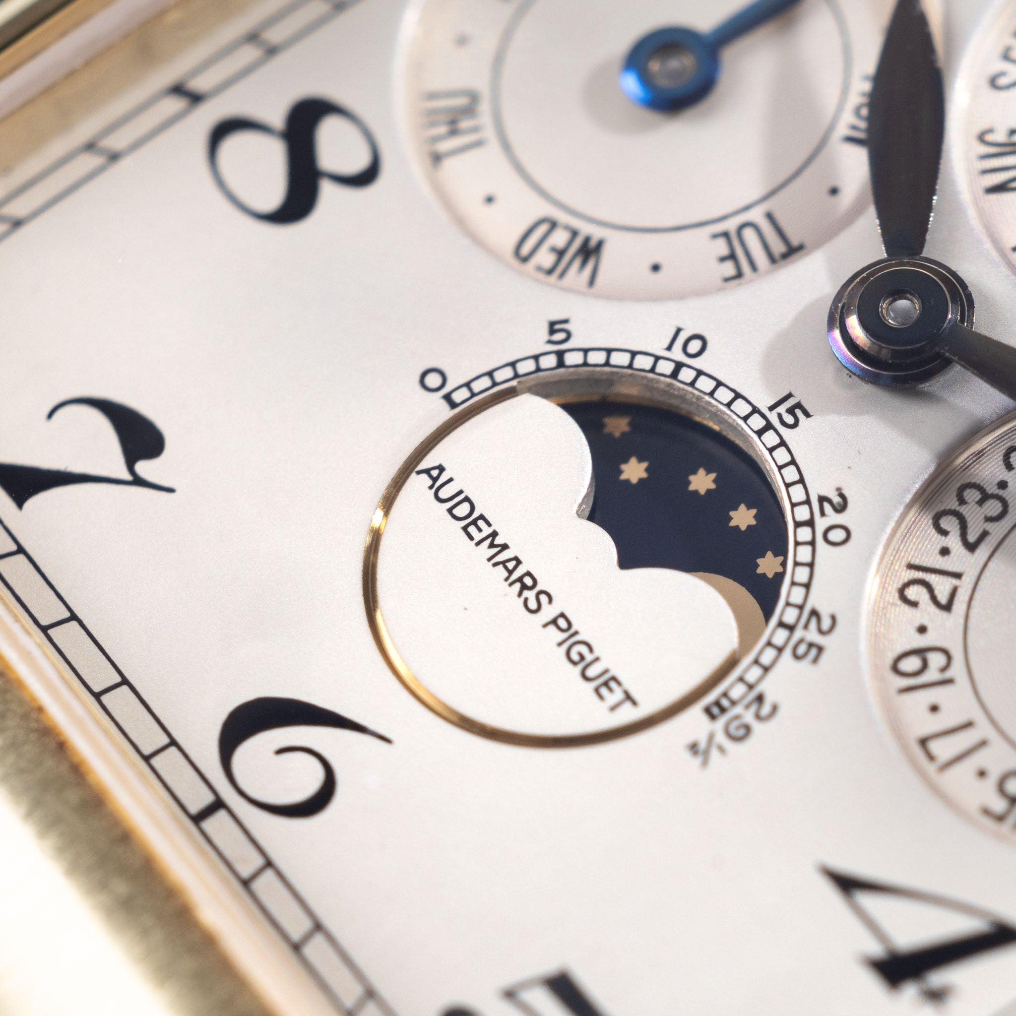 Audemars Piguet Quantième Perpetual Edward Piguet Cream Dial in 18k yellow gold ref. 25682BA