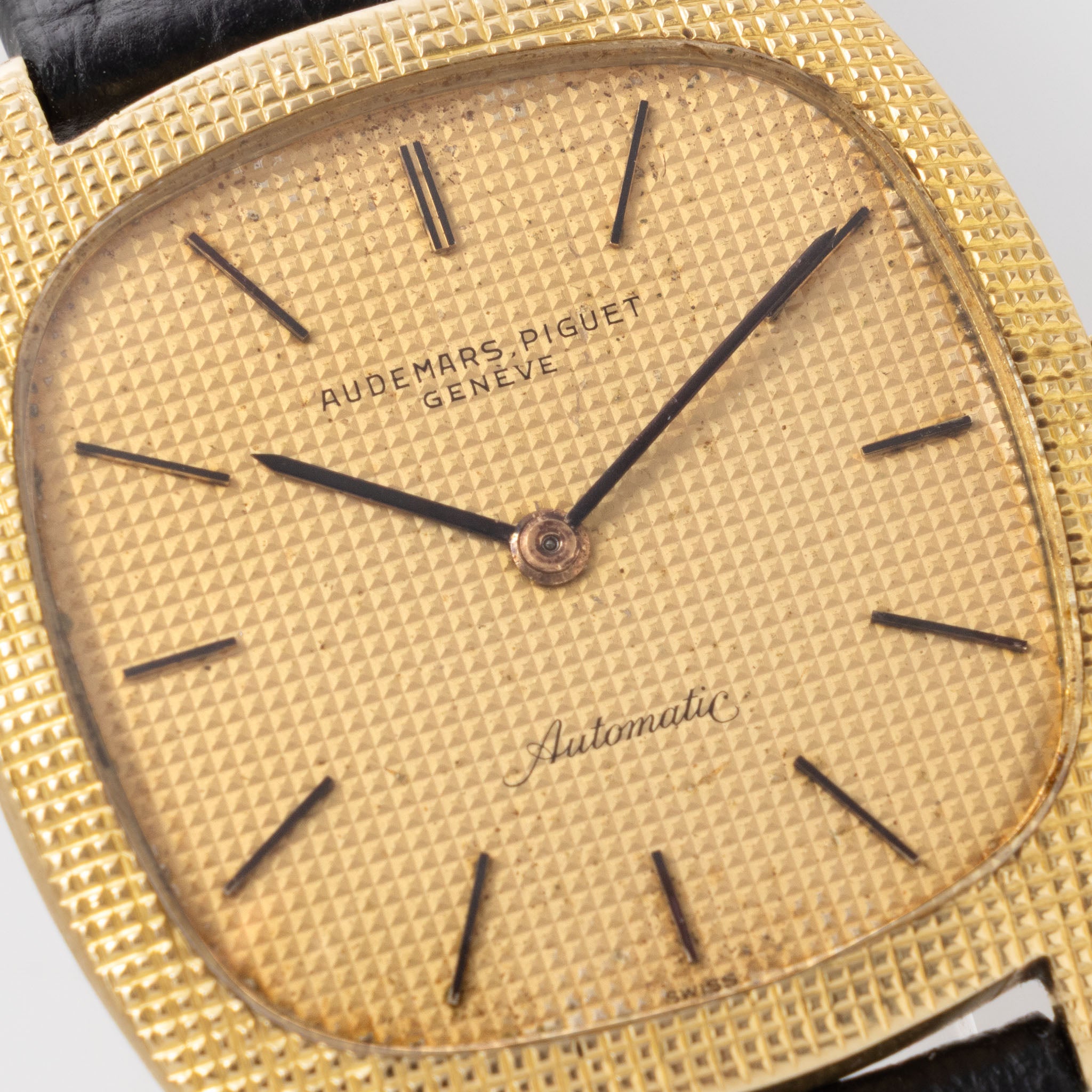Audemars Piguet 18 k yellow gold Ultra thin dress watch Clous de Paris finish ref 5279