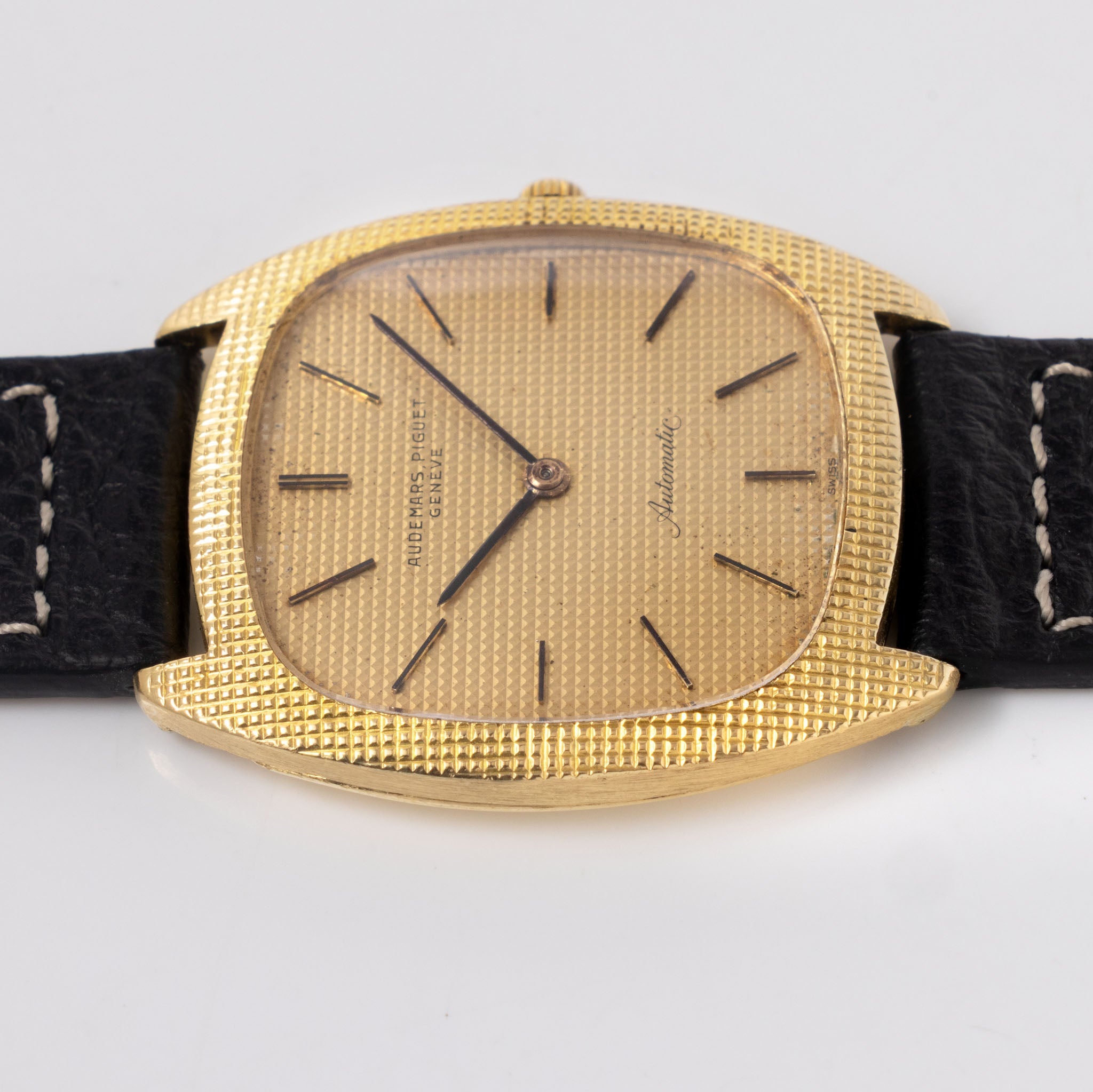Audemars Piguet 18 k yellow gold Ultra thin dress watch Clous de Paris finish ref 5279