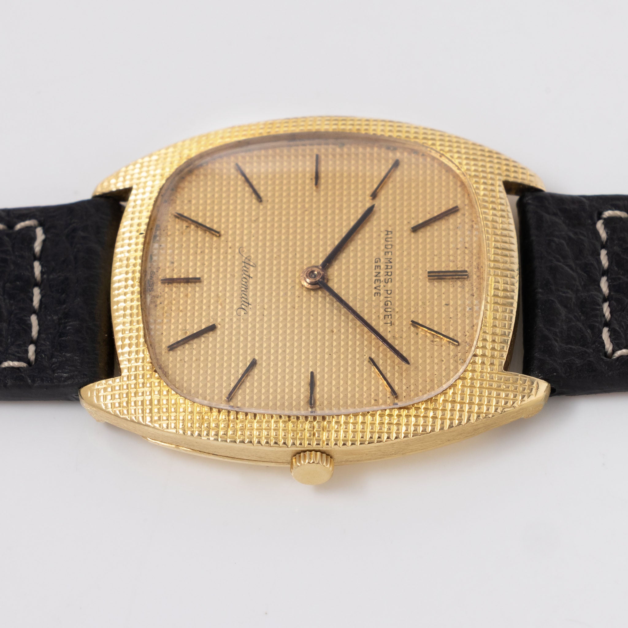 Audemars Piguet 18 k yellow gold Ultra thin dress watch Clous de Paris  finish ref 5279