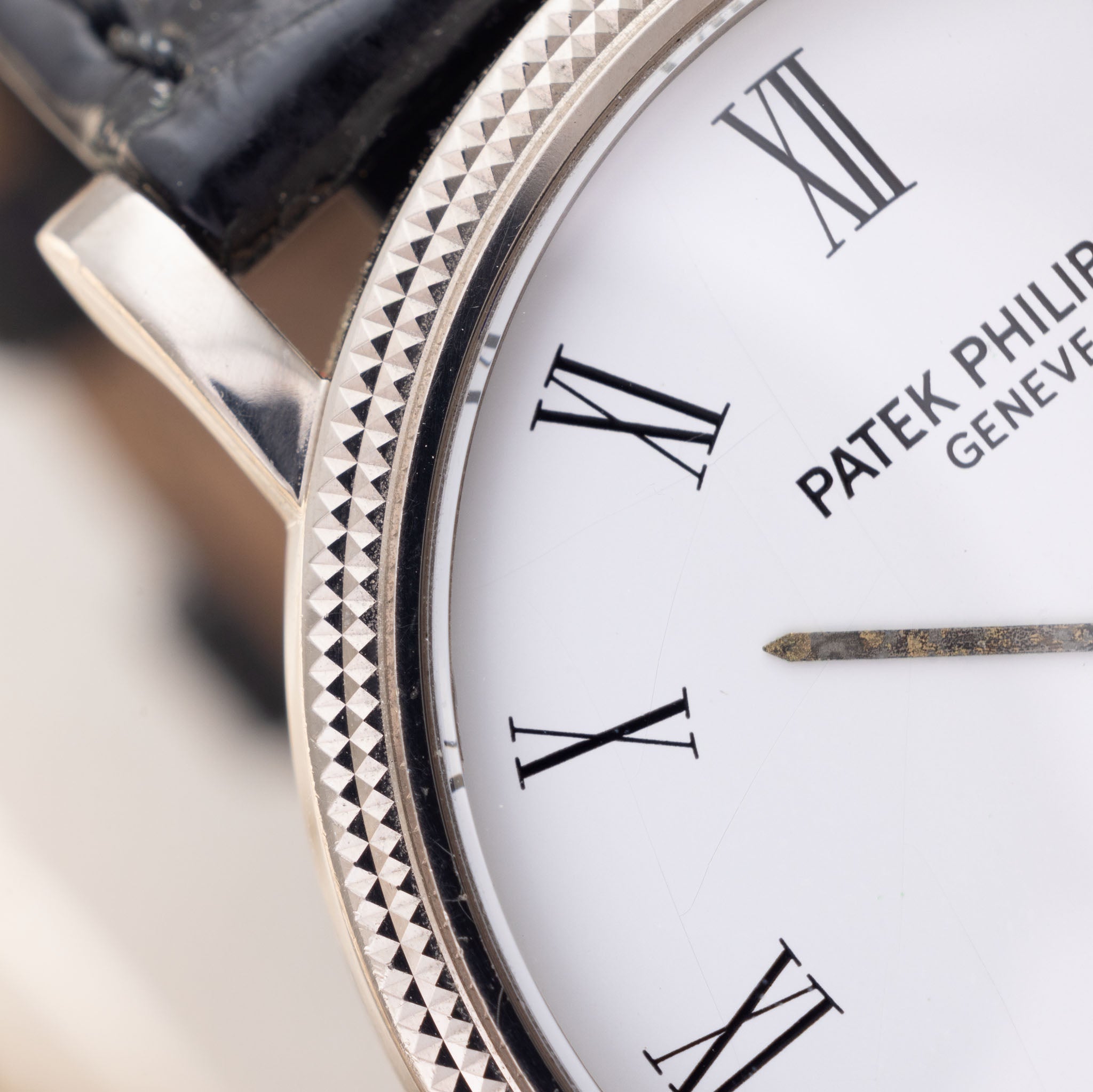 Patek Philippe Calatrava 3520G Clous de Paris in 18k White gold Porcelain Dial with Original Certificate of Origin